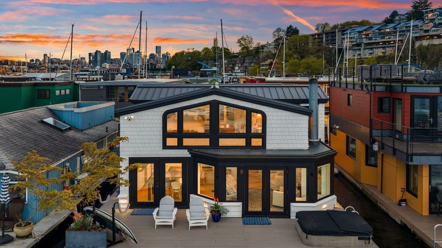 Seattle’s Quintessential Floating Home Retreat on Lake Union - Puget ...